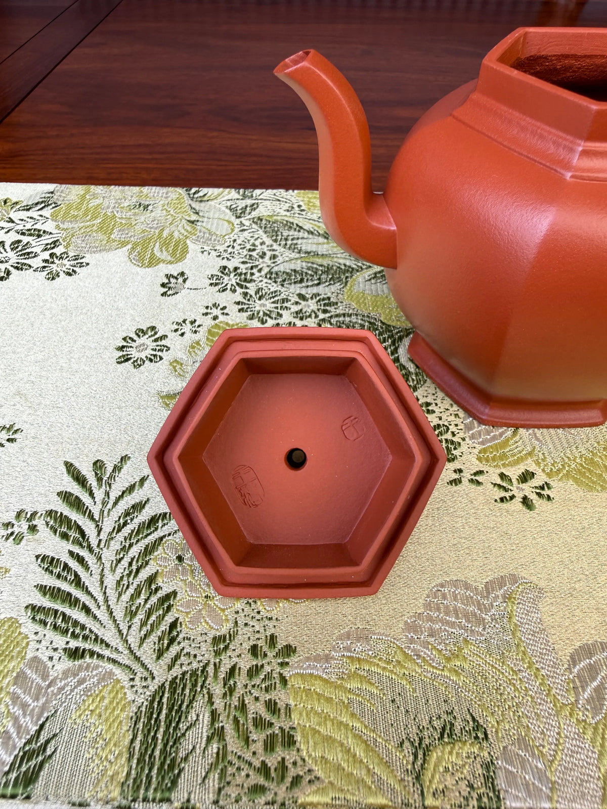 spout and lid of the handmade yixing teapot liu fang