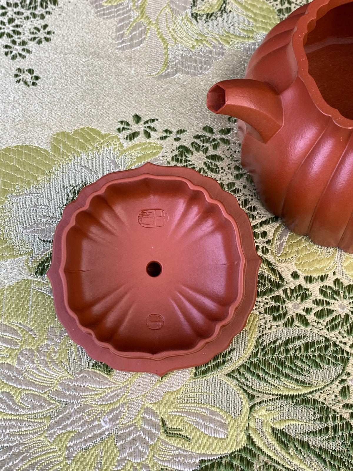 teapot marks of potter in the lid