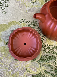 teapot marks of potter in the lid
