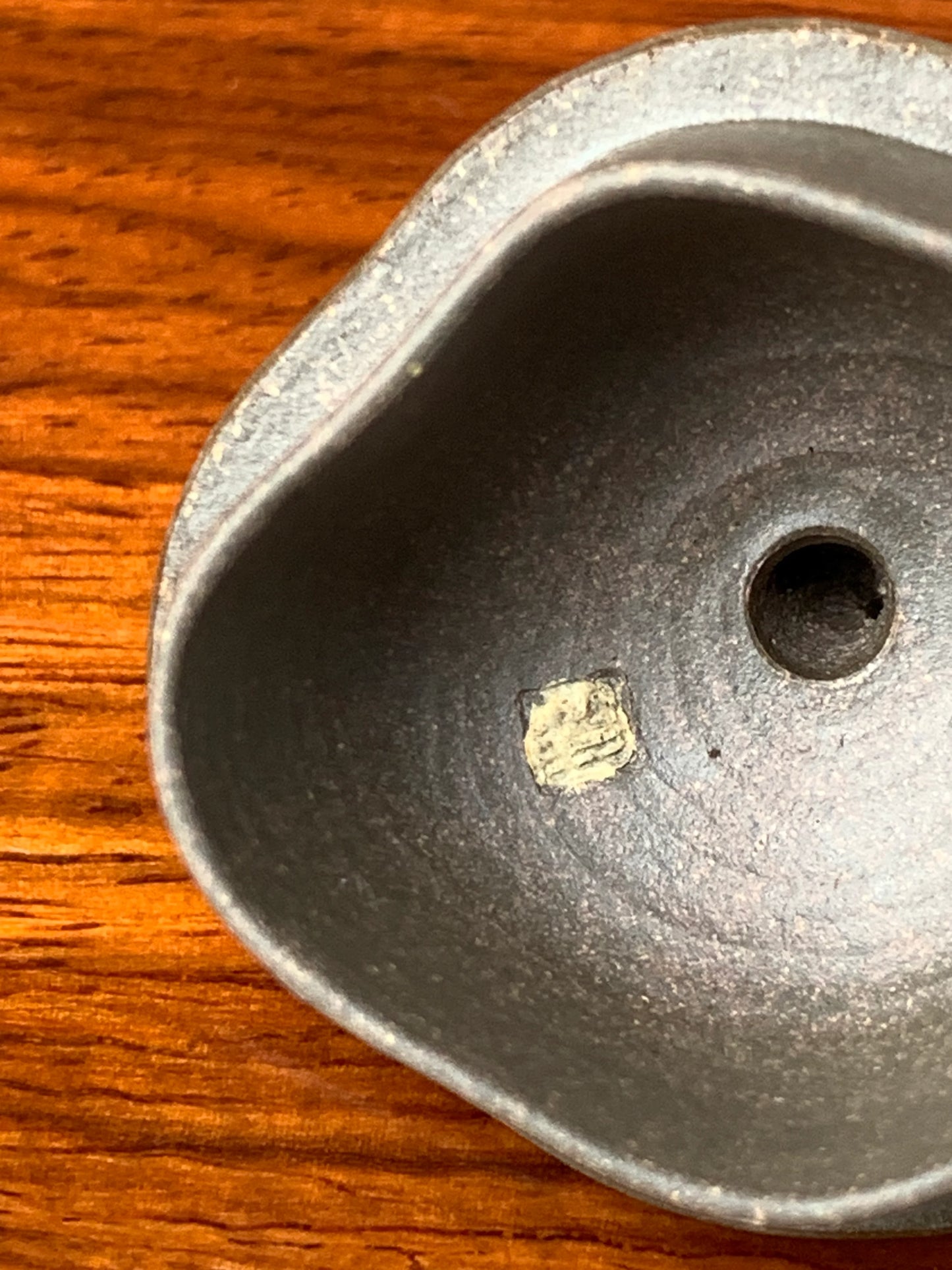the teapot mark of artist Fan Zhiping in the lid
