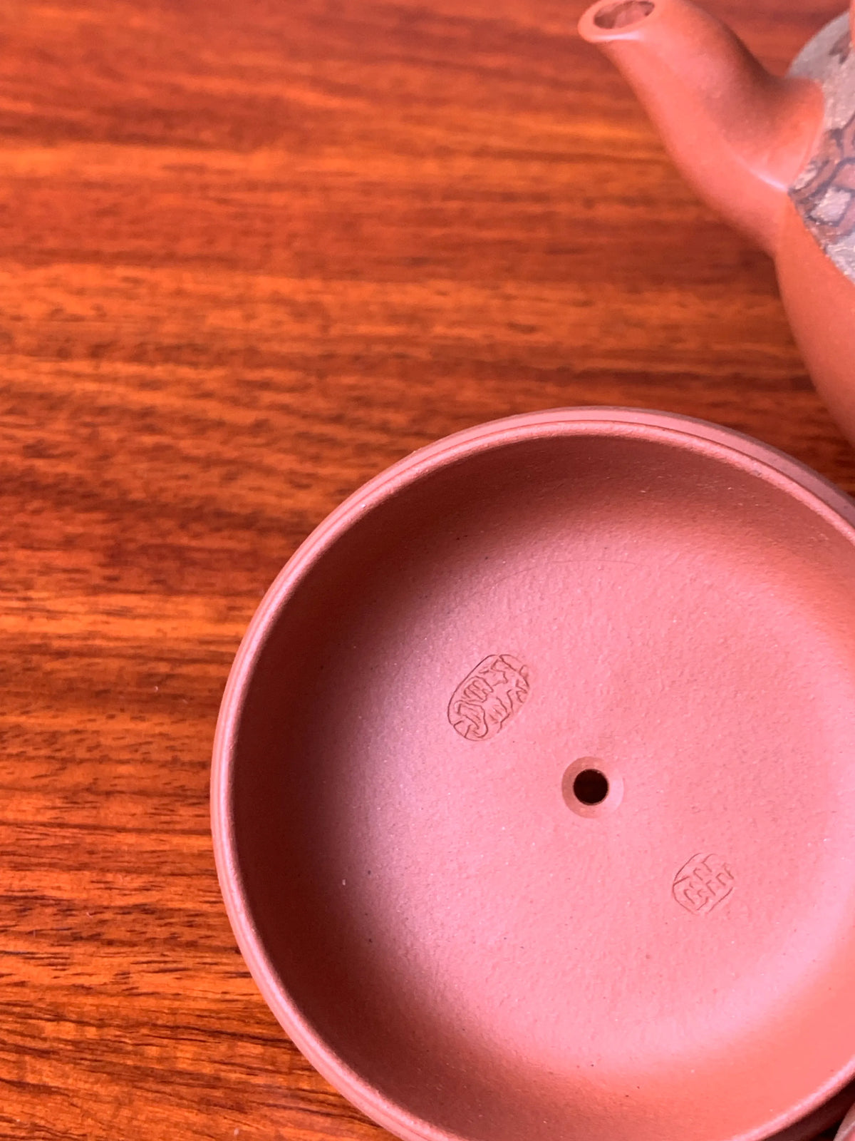 the teapot marks in the teapot lid