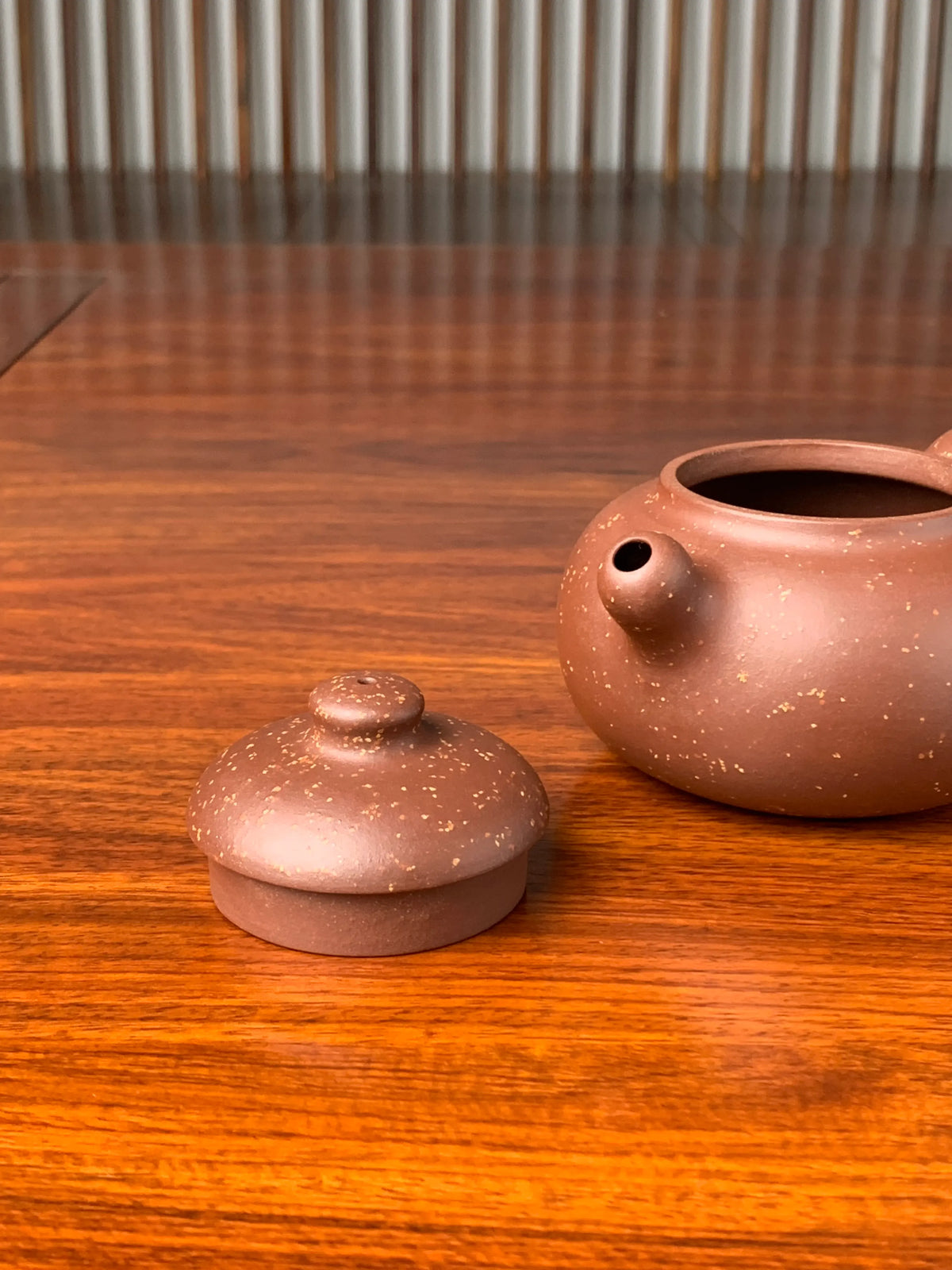 the front view of the lid and the spout