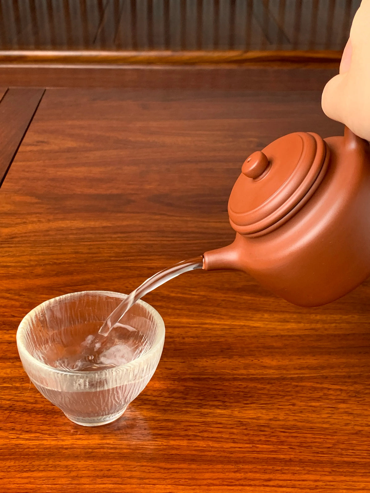 the perfect pour of the collectible teapot de zhong