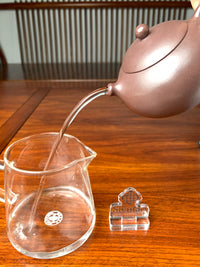 the pour of this xi shi teapot is excellent