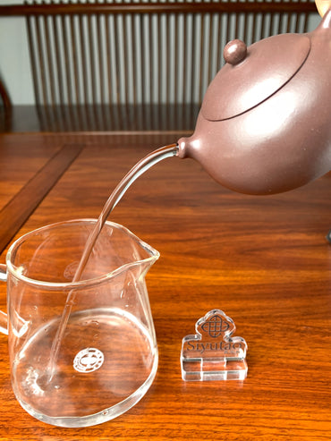 the pour of this xi shi teapot is excellent
