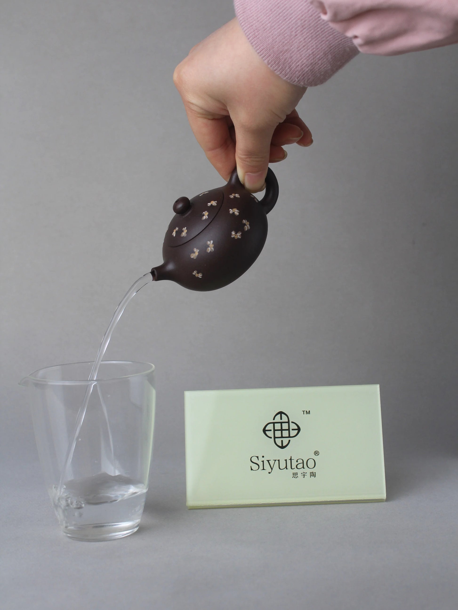 the pour of small zisha teapot named xishi is perfect