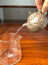 the pour of the collectible teapot is excellent