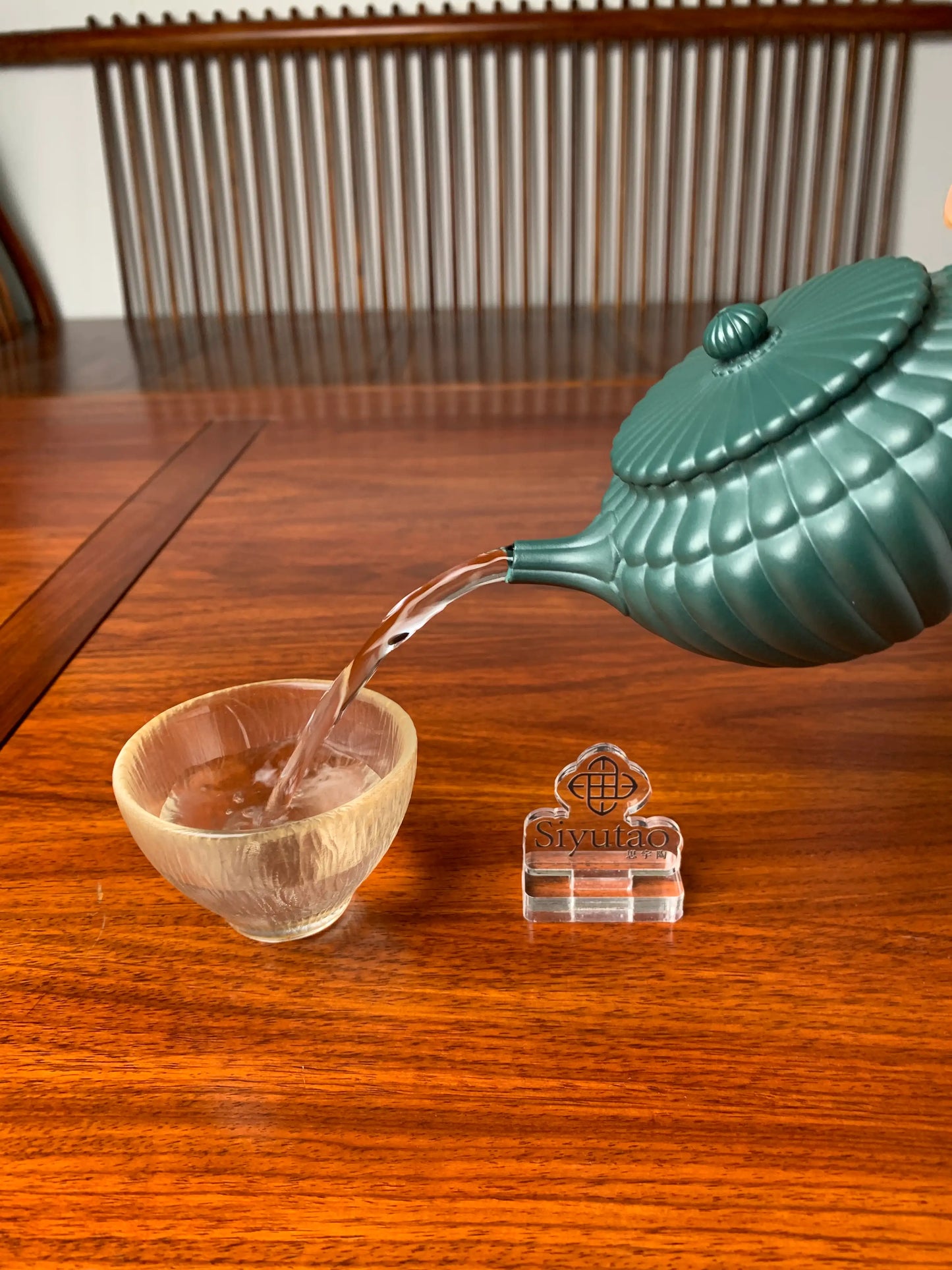 the pour of the teapot zisha yun bian is excellent