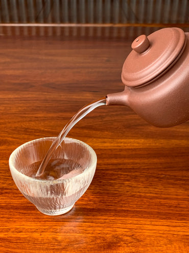the perfect pour of the yixing zisha clay de zhong
