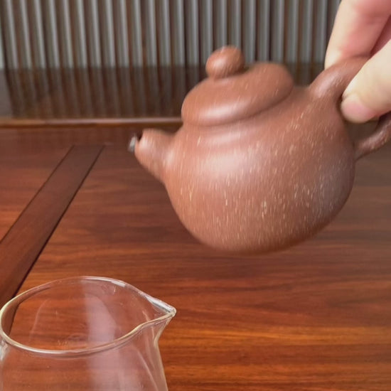 the pour of this teapot is excellent