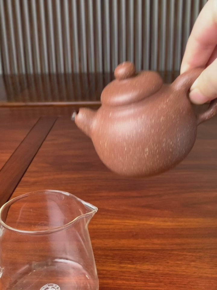 the pour of this teapot is excellent