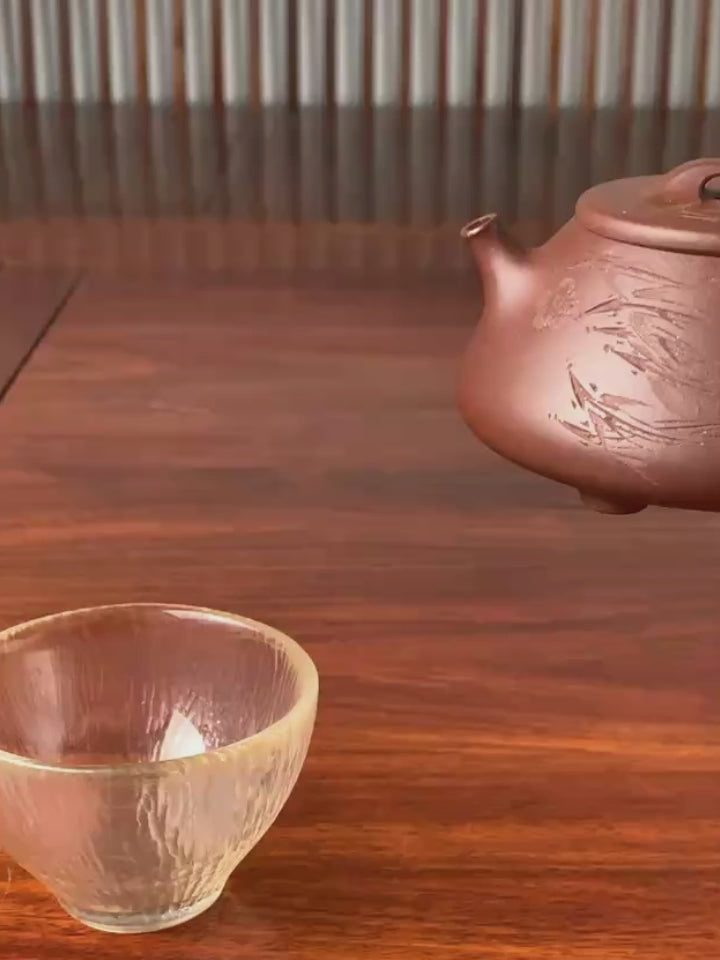 the pour of the yixing teapot is excellent