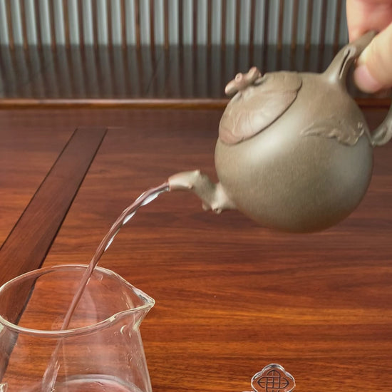 the pour of this teapot is excellent