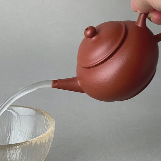 the pour of the small yixing teapot is excellent