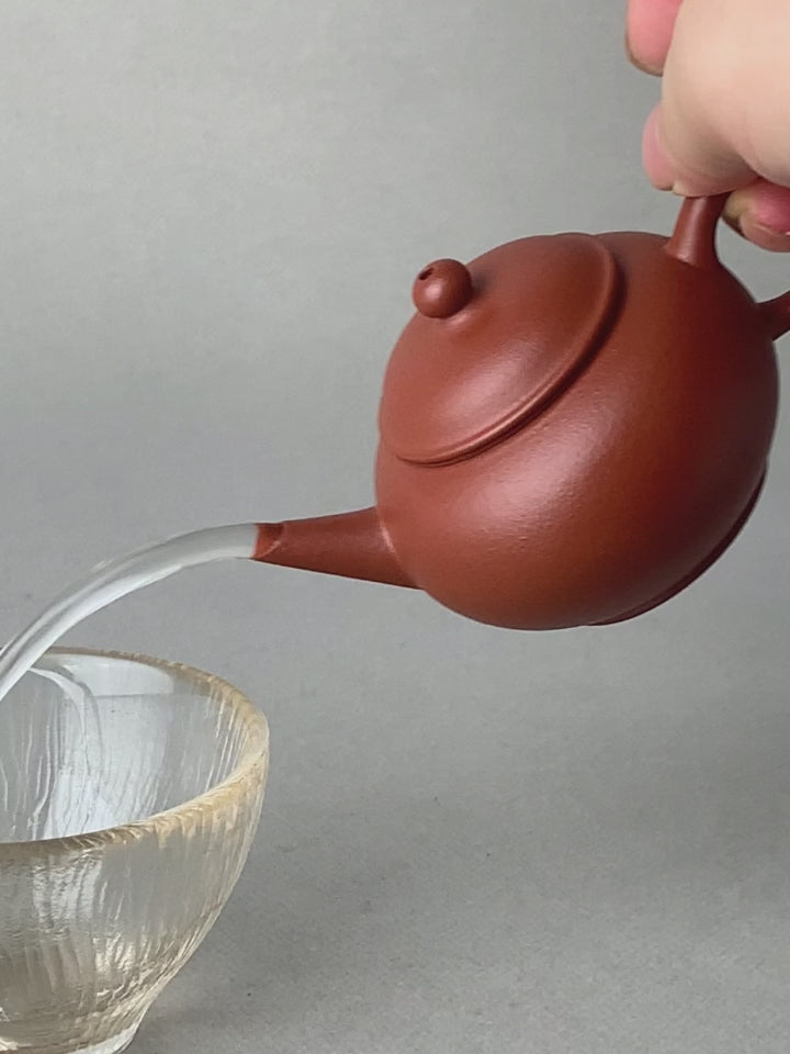 the pour of the small yixing teapot is excellent