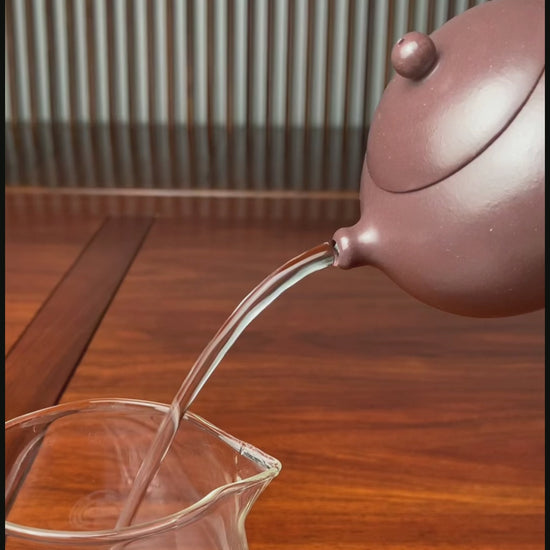 the pour of the zisha teapot is excellent