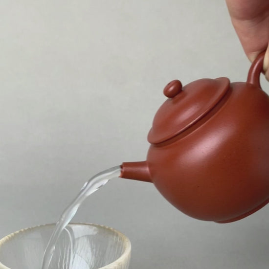 the pour of the collectible teapot is excellent