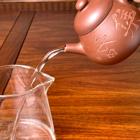 the pour of the zisha teapot is excellent