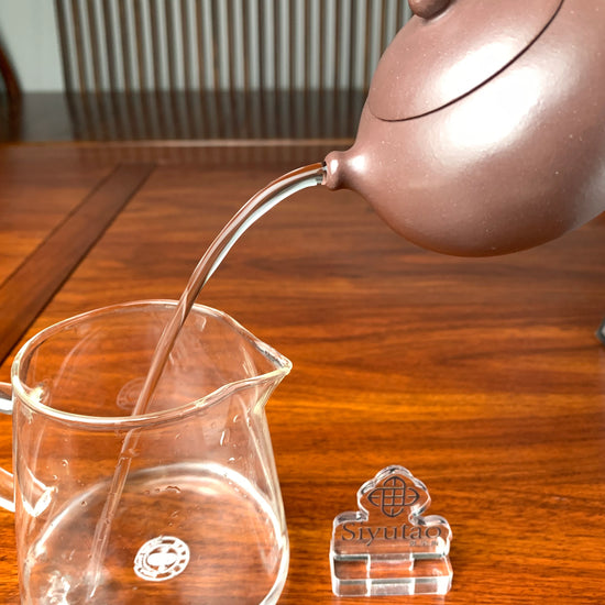 the pour of this xi shi teapot is excellent