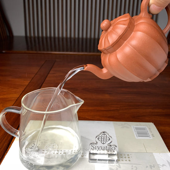 the pour of this teapot is excellent