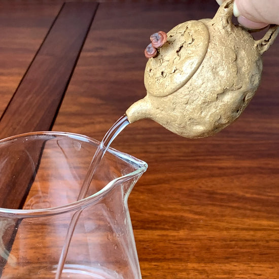 the excellent pour of the teapot