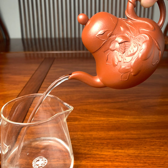 the zisha teapot pours excellent