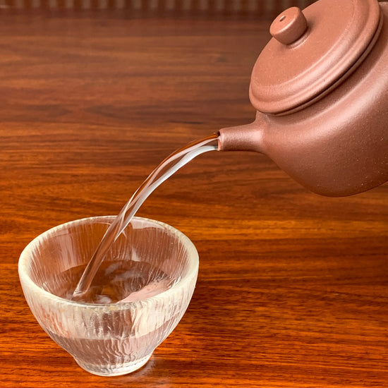 the perfect pour of the yixing zisha teapot de zhong