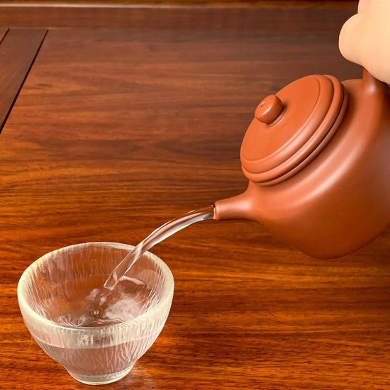 the perfect pour of the de zhong teapot
