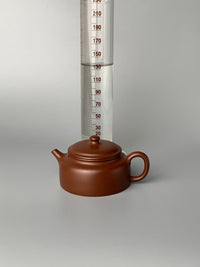 the capacity of the chinese teapot yixing named de zhong is 135ml