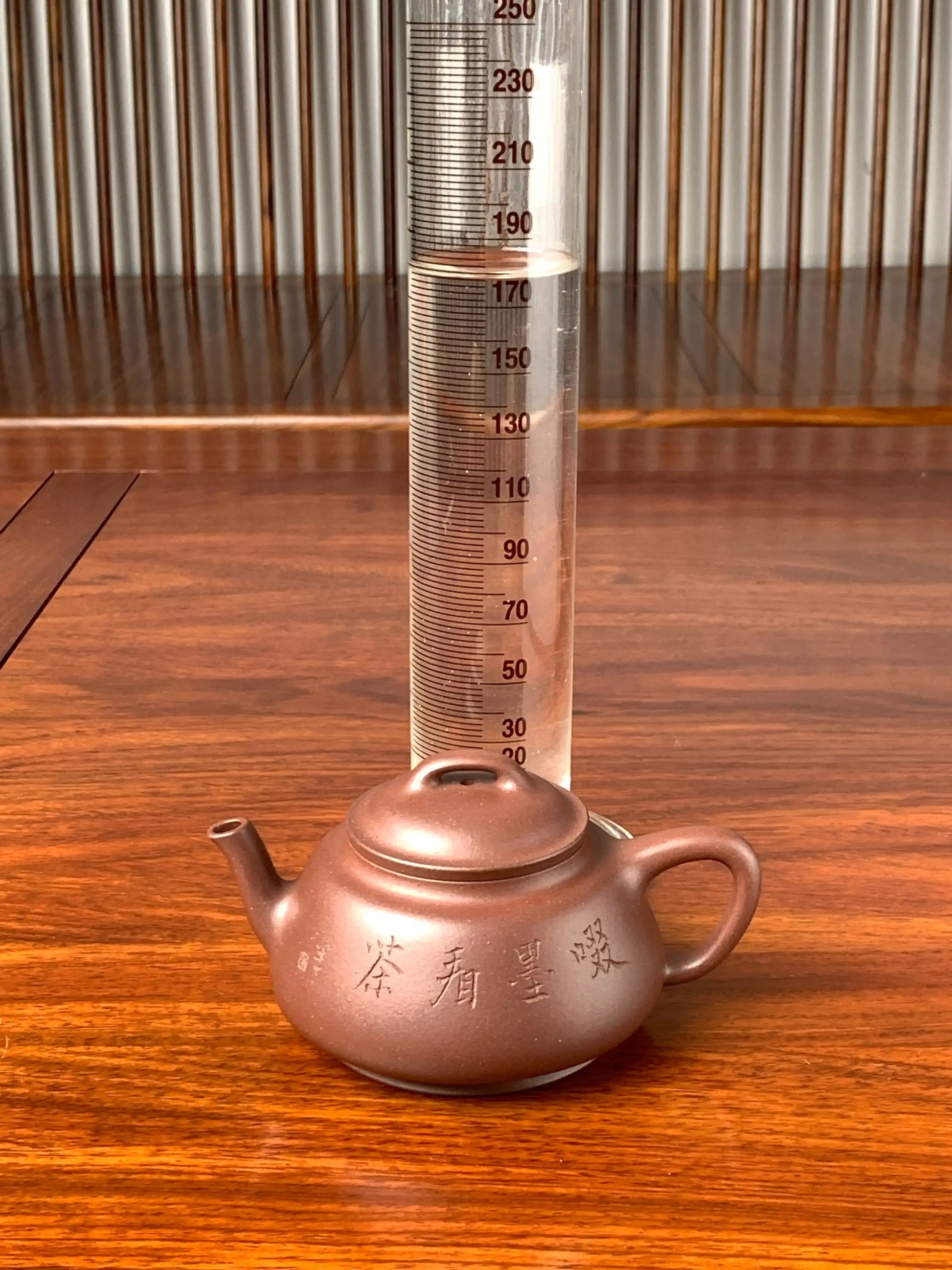 the capacity of the collectible teapot is 180ml