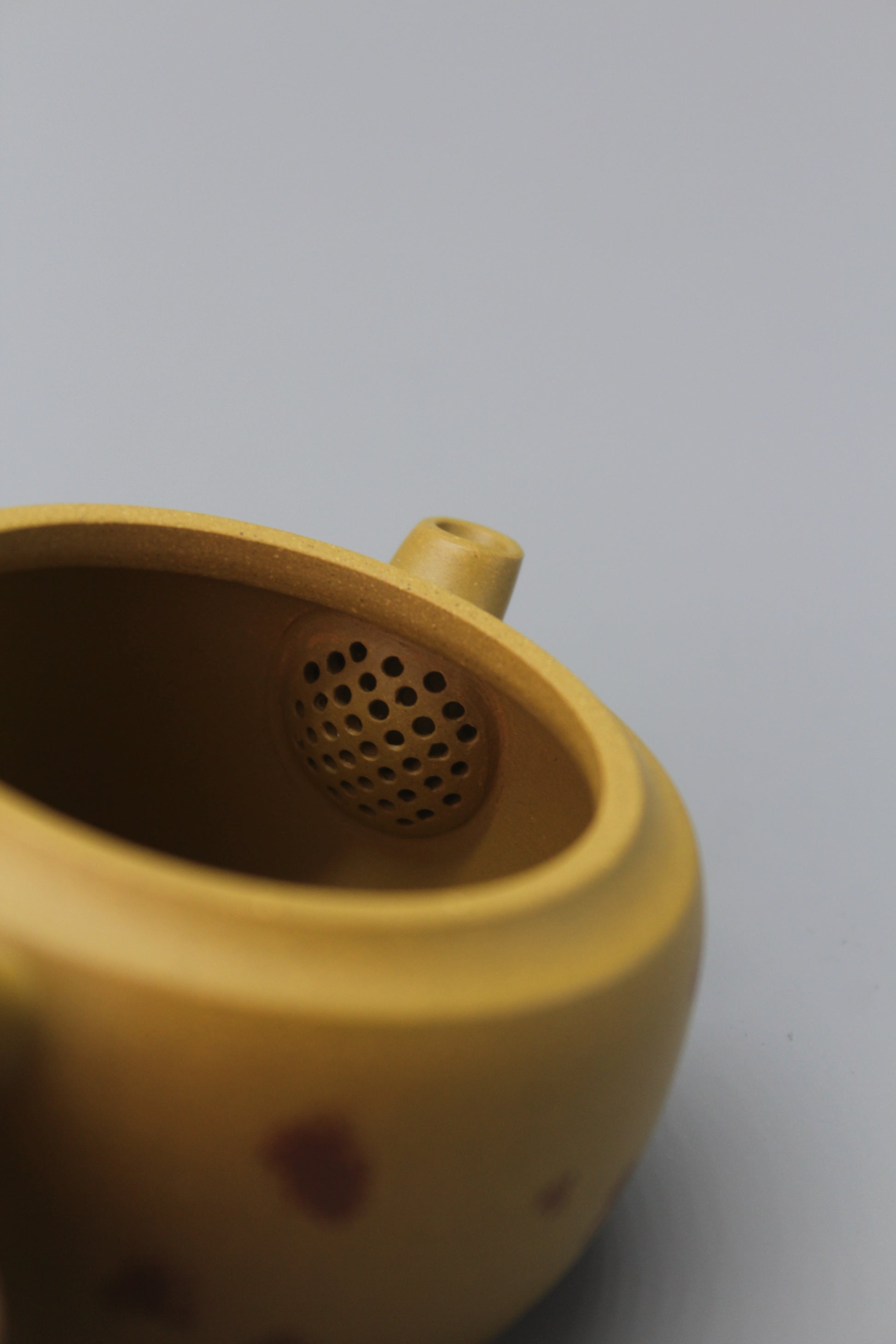 A cute small teapot for one filter