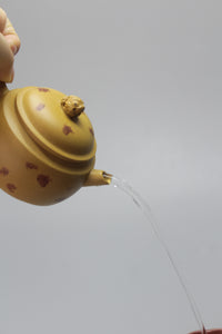 A cute small teapot for one pour