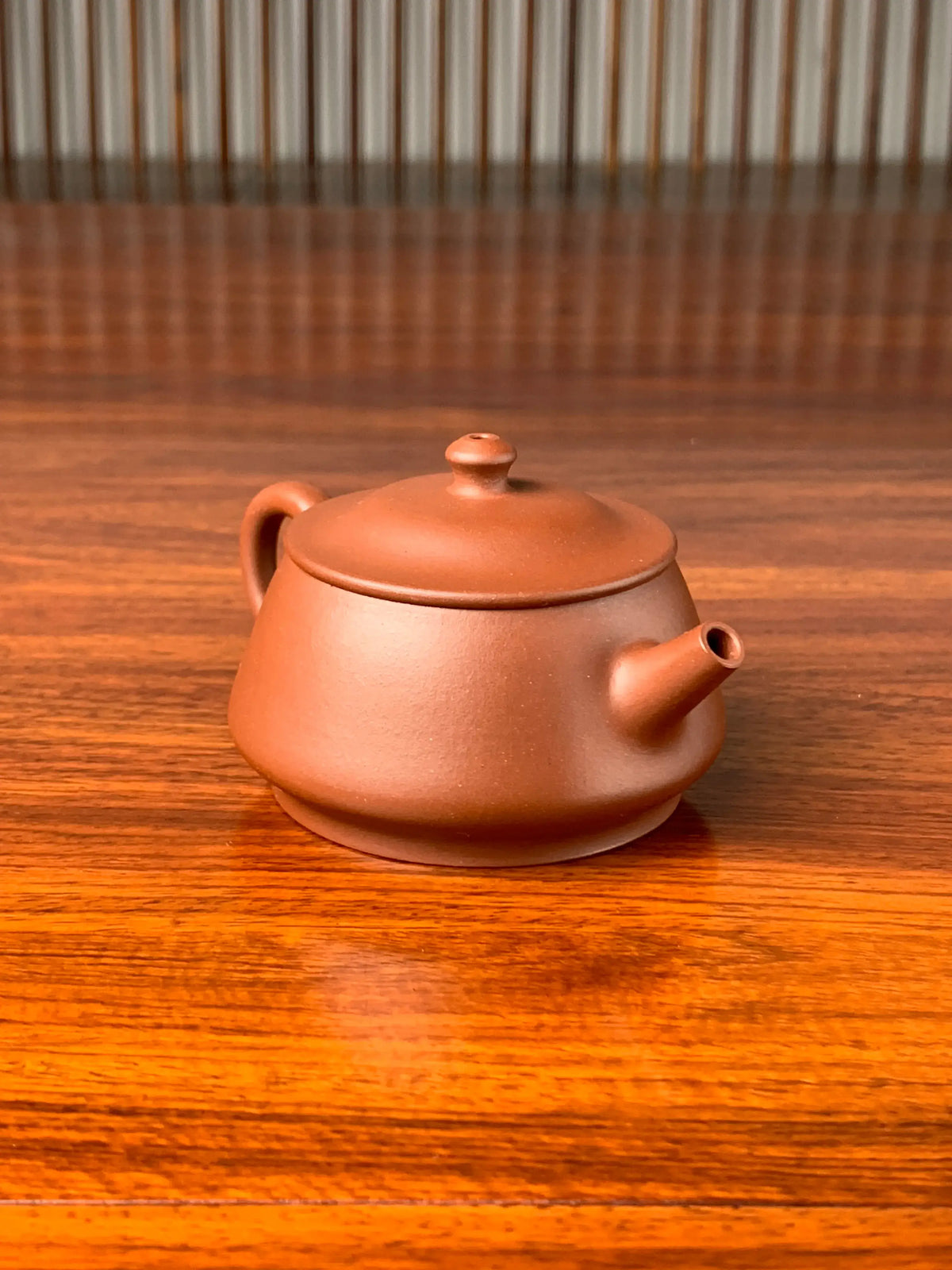 The left view of the small Yixing teapot called Zhu Chu