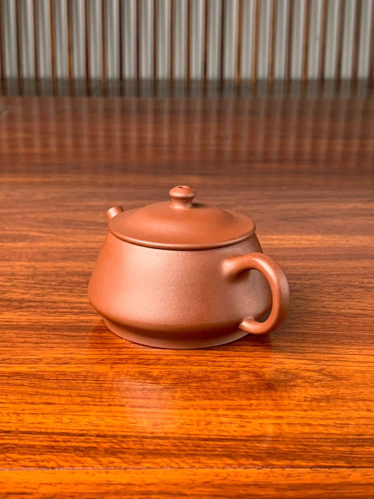 The side view of the small Yixing teapot called Zhu Chu