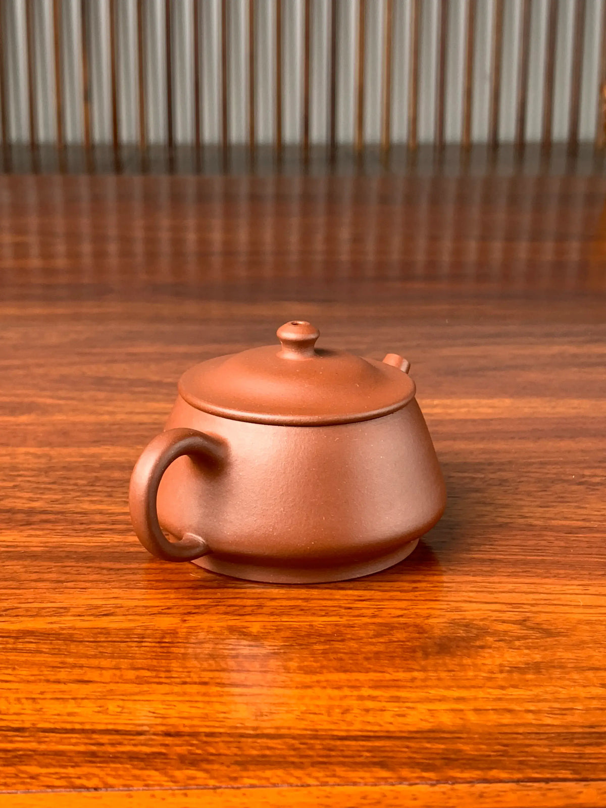 The right side view of the small Yixing teapot called Zhu Chu