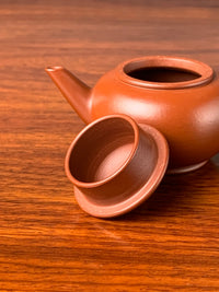 A close-up look at the small yixing teapot’s lid and body