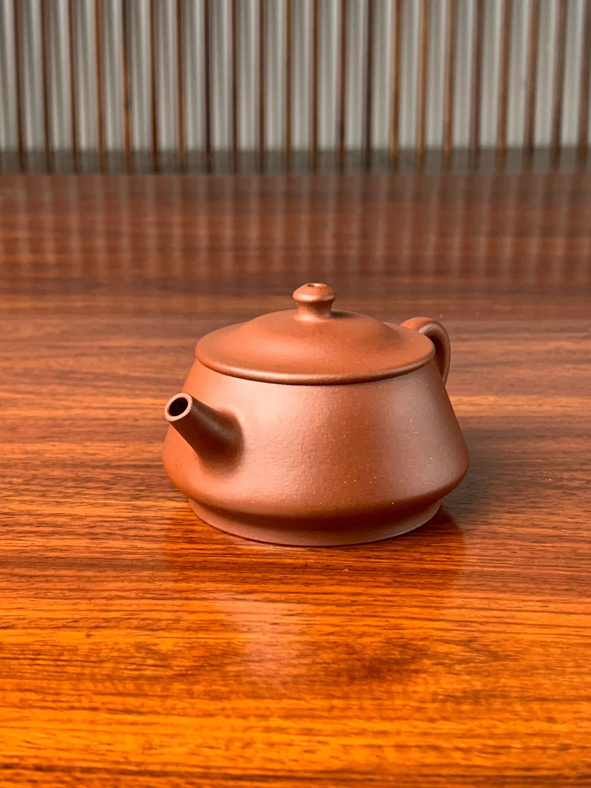 The right view of the small Yixing teapot called Zhu Chu