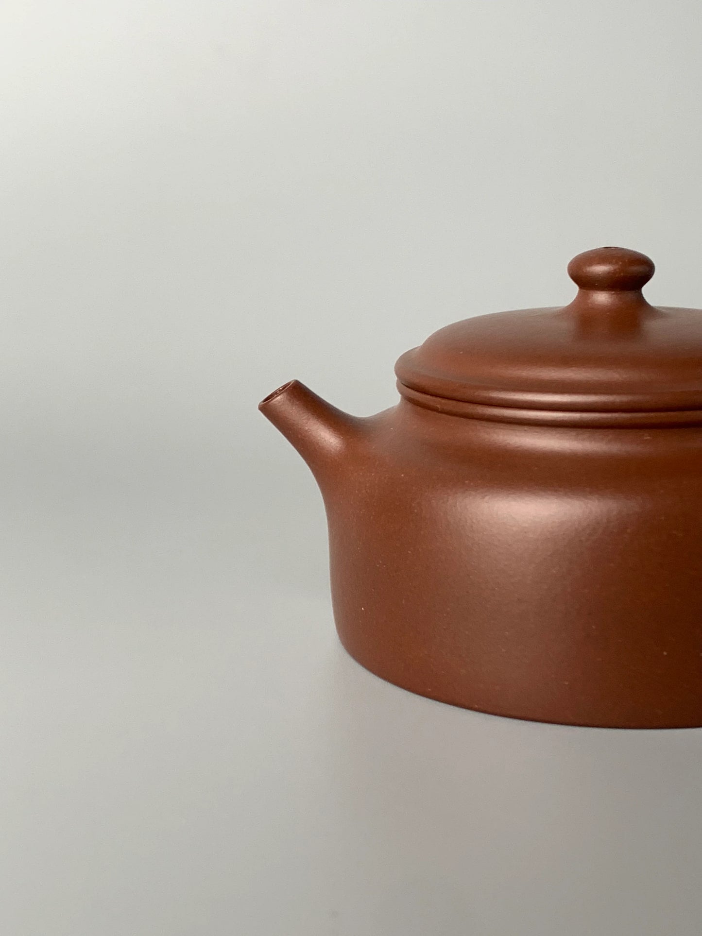 the spout of chinese teapot yixing named de zhong