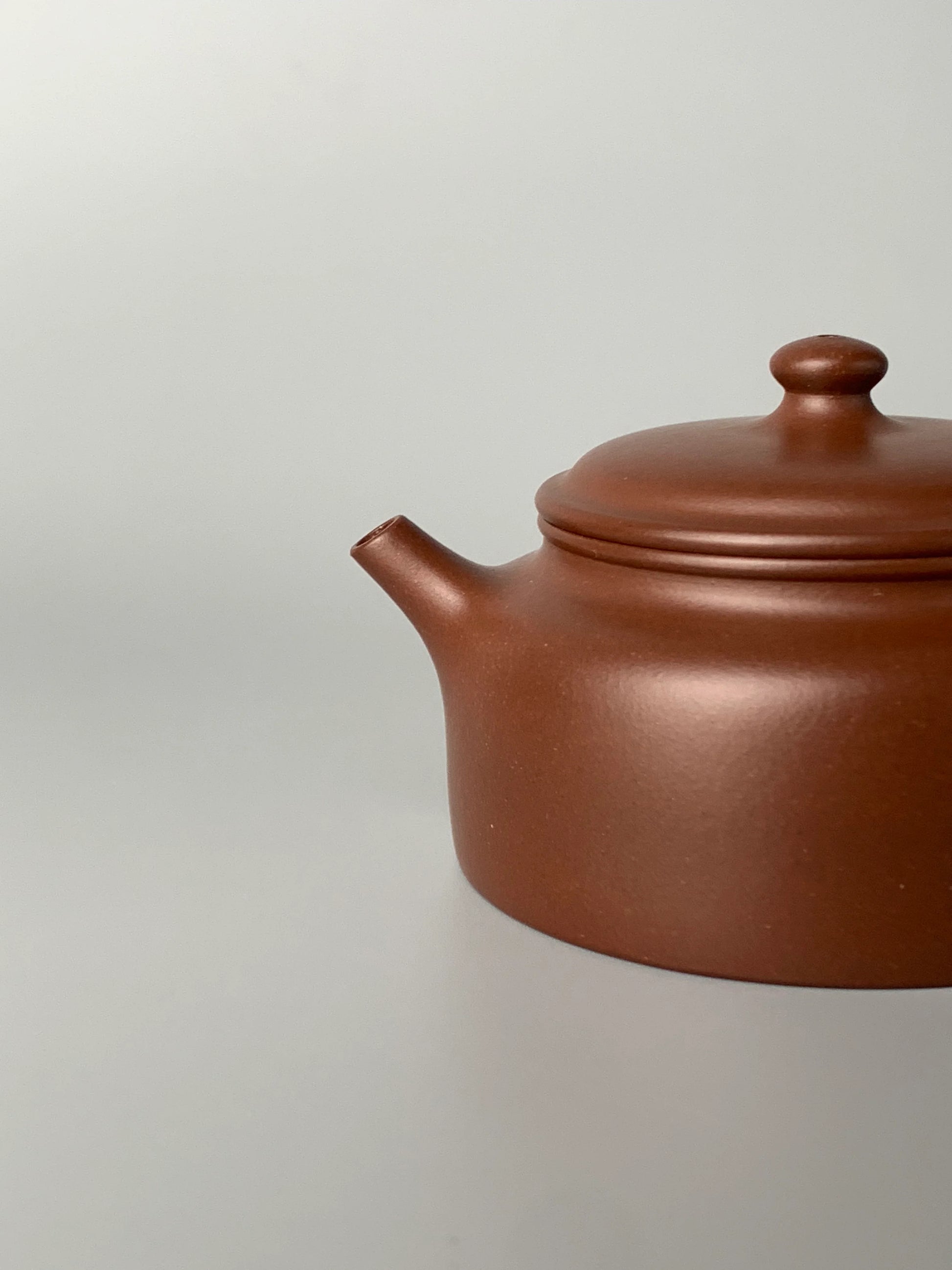 the spout of chinese teapot yixing named de zhong