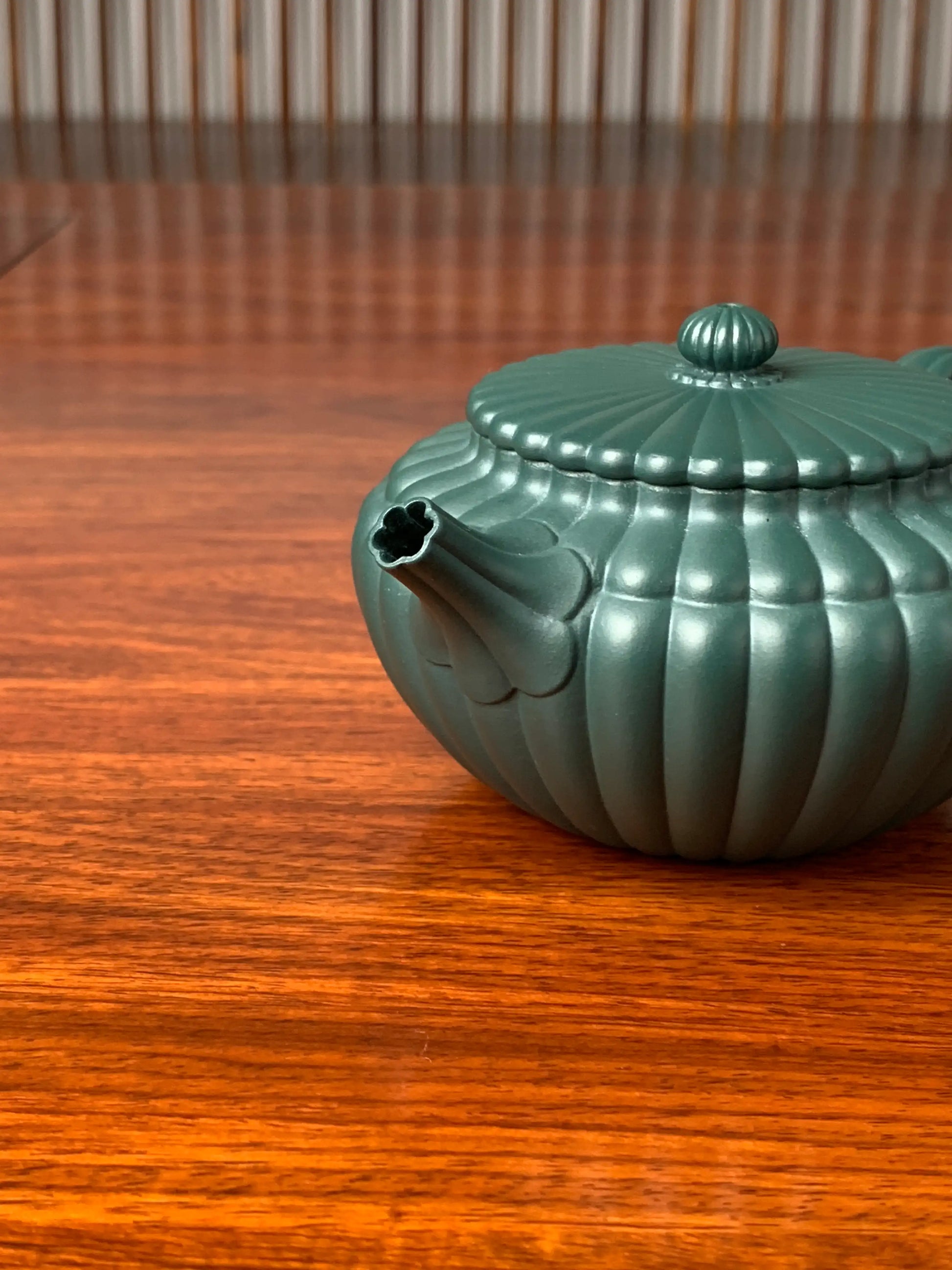 the spout of the teapot zisha yun bian