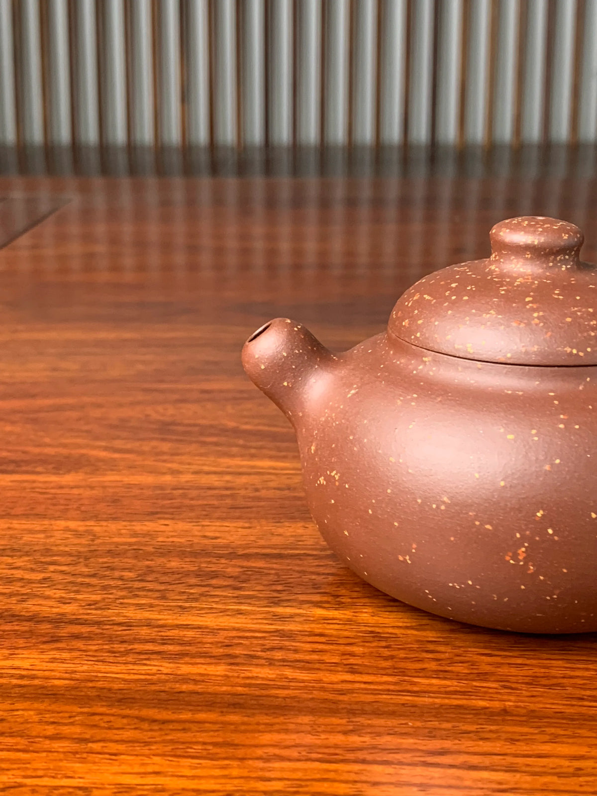 the spout of the yixing zisha clay teapot named you de