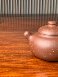 the spout of the yixing zisha clay teapot named you de