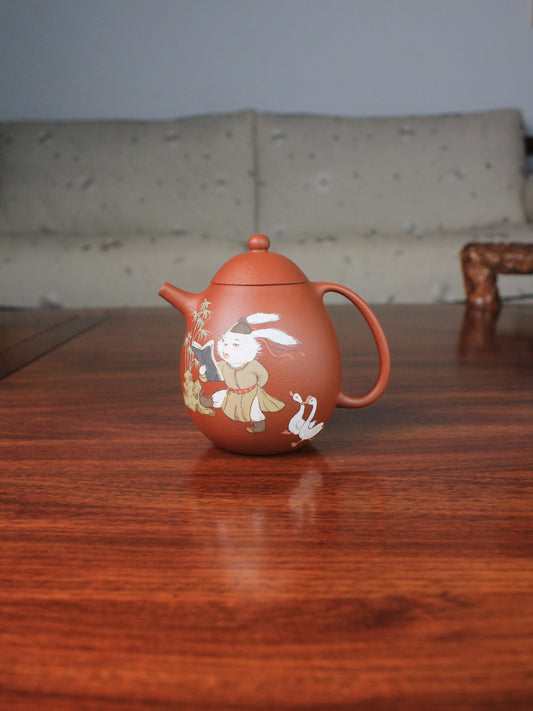 Teapot artwork named rabbit on the table