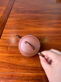 When viewed from above, this teapot is cute