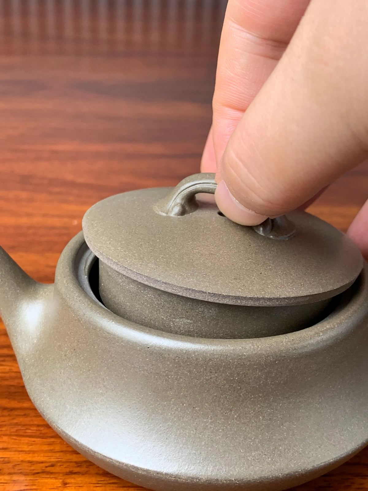 The rim (opening) of the teapot artwork and its lid.