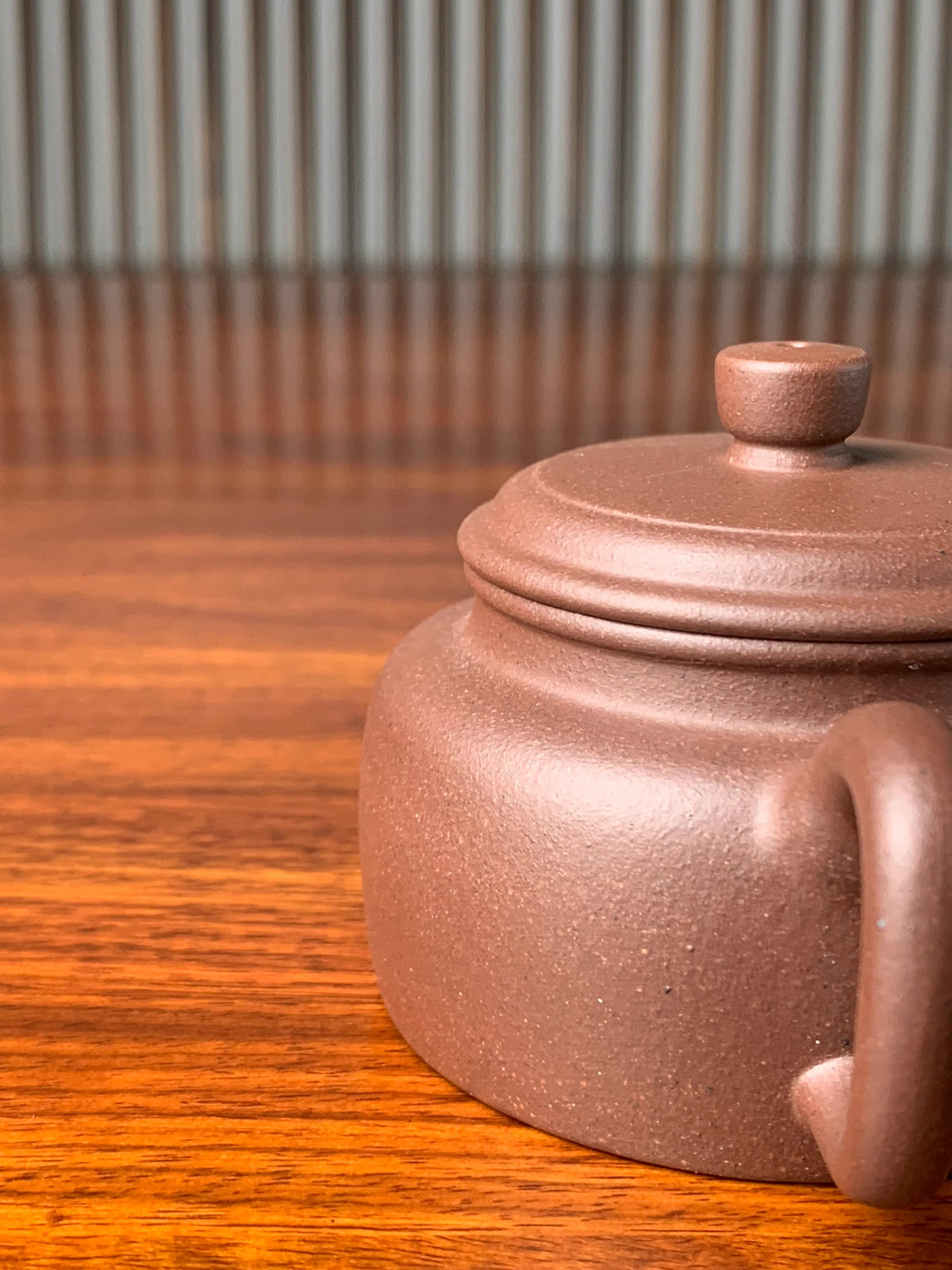 the body of the yixing zisha clay teapot de zhong