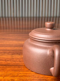 the body of the yixing zisha clay teapot de zhong