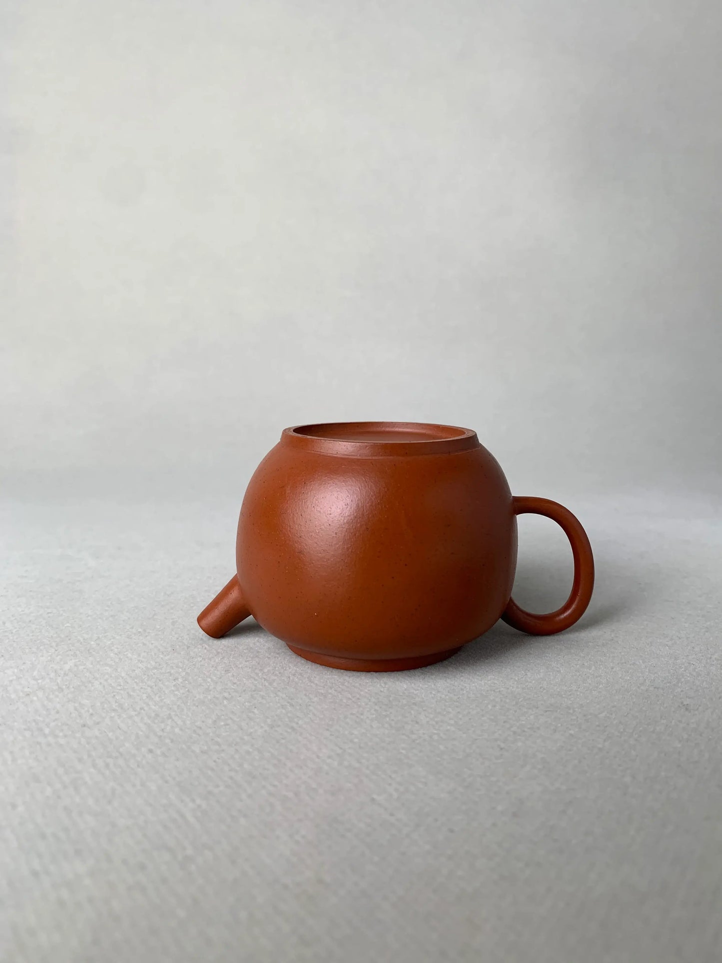 Place the teapot body upside down on the table