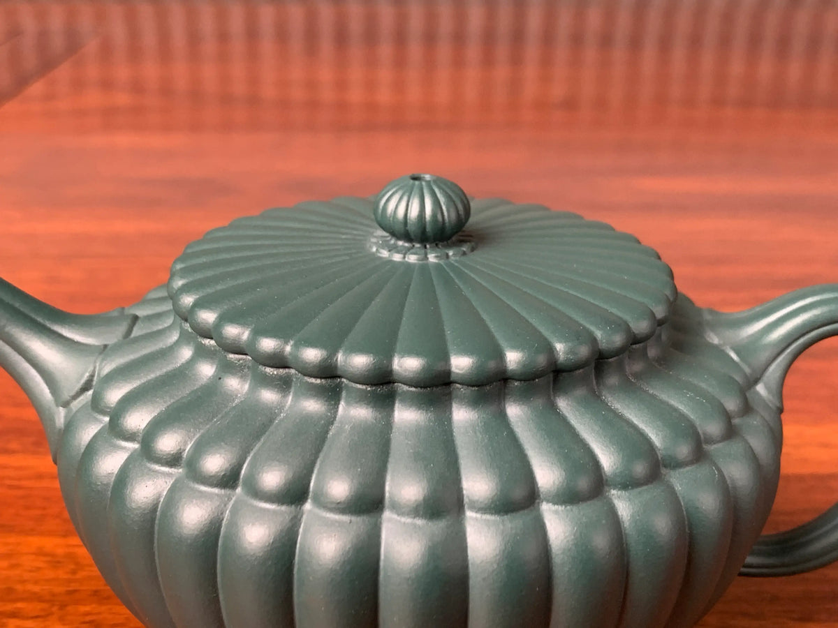 A closer look at the body of the teapot zisha yun bian