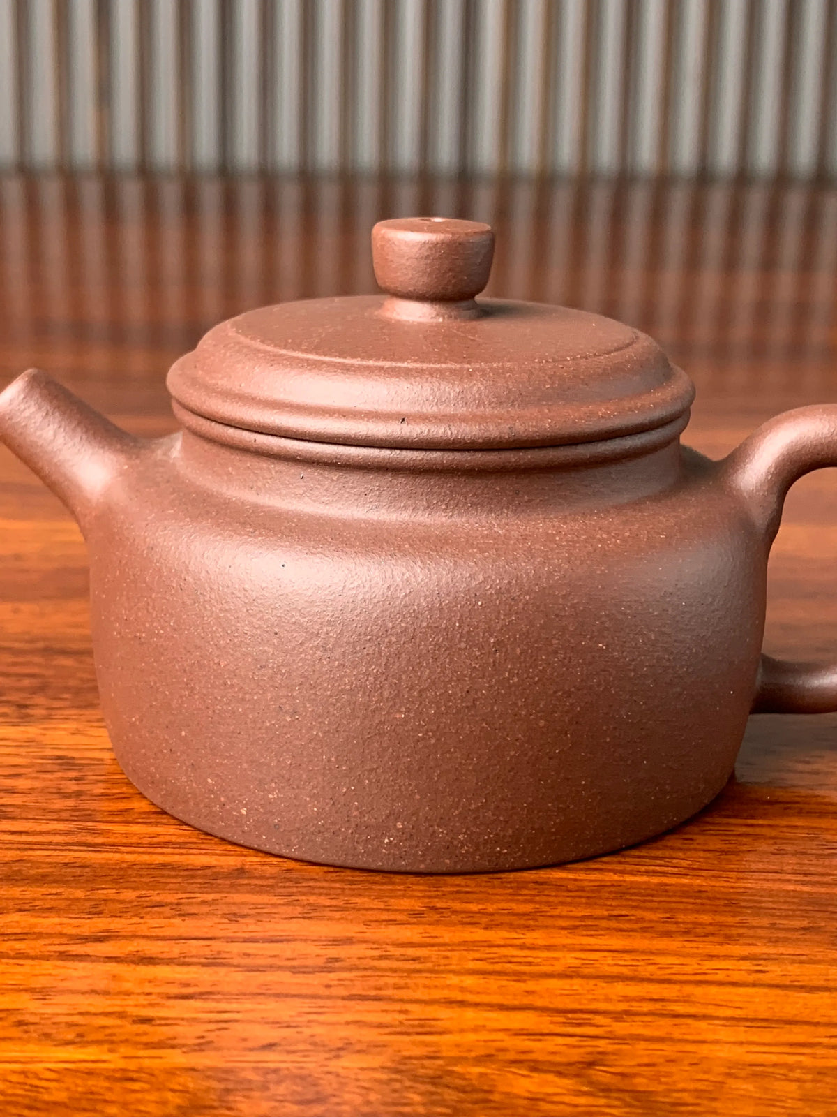 the body of the yixing zisha clay teapot de zhong